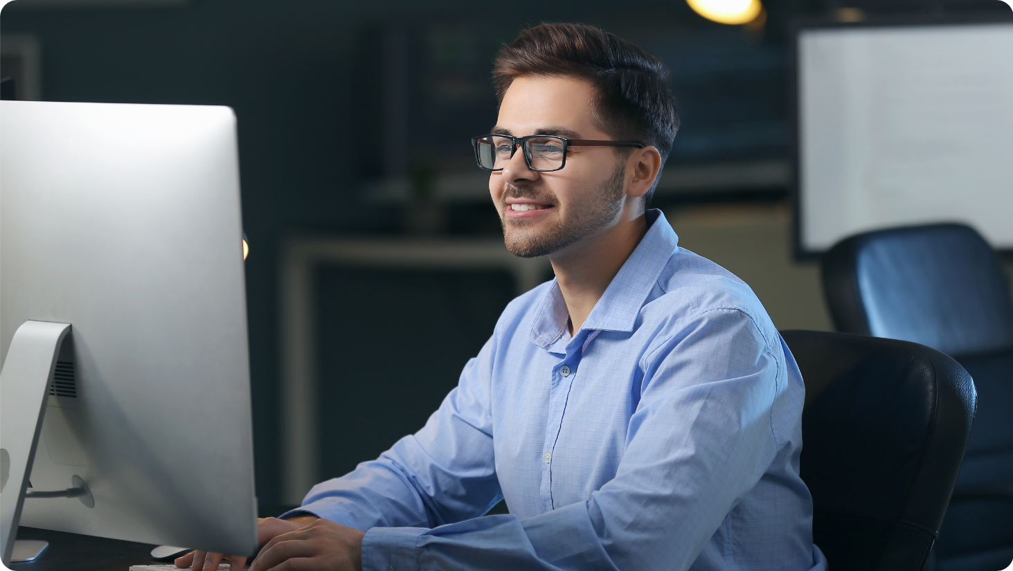 Jovem ao computador