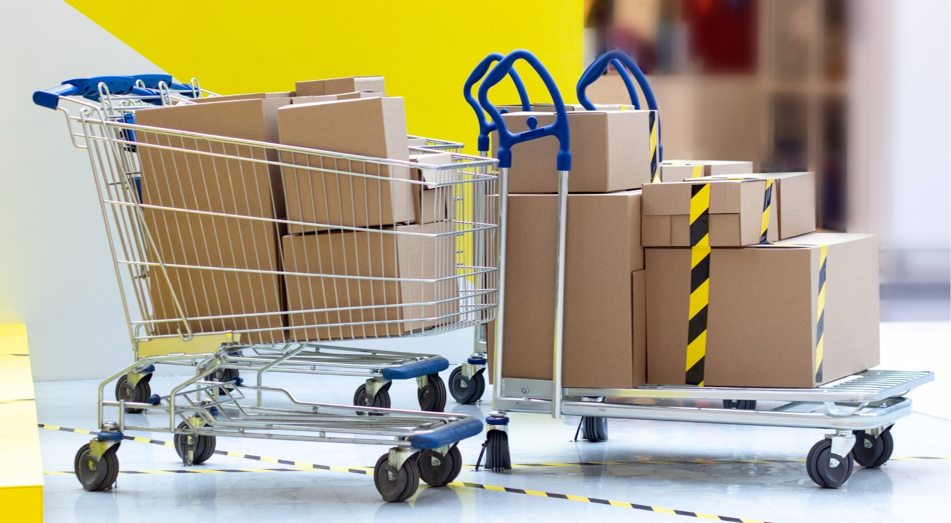 Carrinhos com caixas prontos para envio