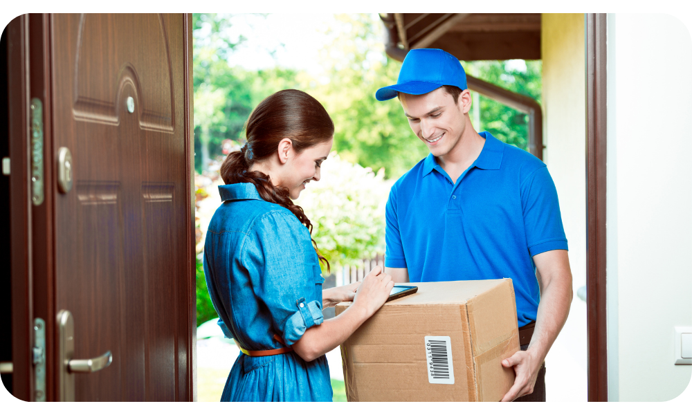 Repartidor entregando paquete a cliente en casa